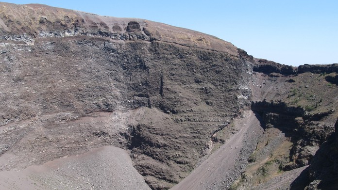 Turista spadol do krátera činnej sopky Vezuv. Robil si selfie fotografiu