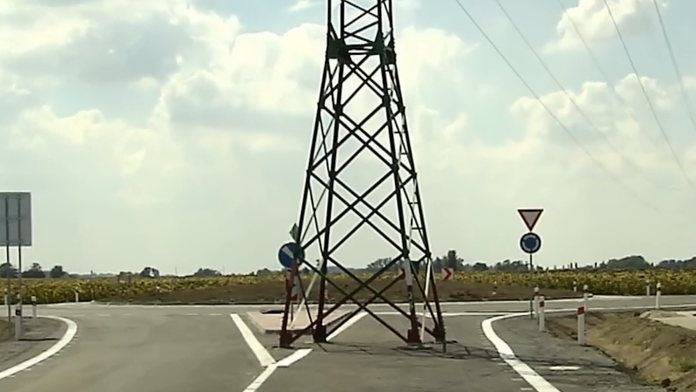 Elektrický stĺp na ceste 