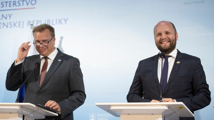 Minister obrany Fínskej republiky Antti Kaikkonen a minister obrany SR Jaroslav Naď.