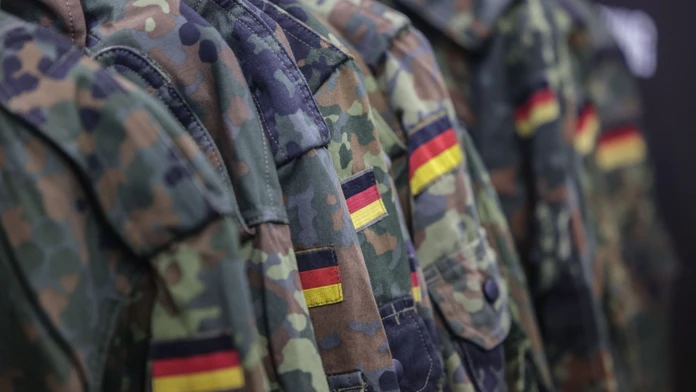 Ak sa neprihlási dostatok dobrovoľníkov, zaveďme povinnú vojenčinu, navrhujú nemeckí konzervatívci