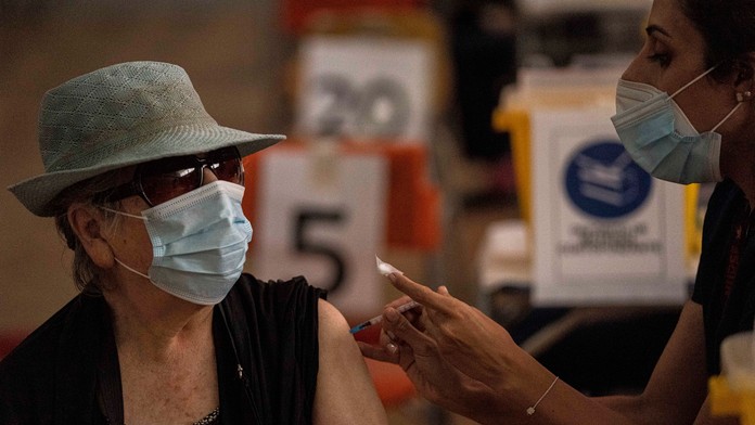 Na očkovanie novou vakcínou proti omikronu čaká takmer 6-tisíc ľudí