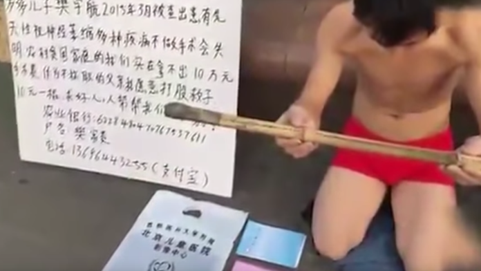 Takto kľačí a ponúka sa ľuďom.