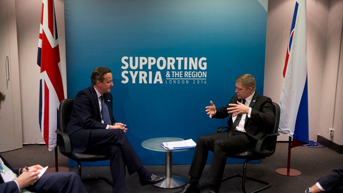 Premiér Robert Fico sa rozpráva s britským ministerským predsedom Davidom Cameronom.