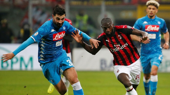 Raúl Albiol (vľavo) z Neapola v súboji o loptu s Tiemouém Bakayokom z AC Miláno.