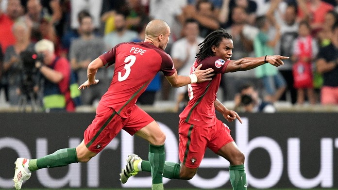 Portugalčan Renato Sanches (vpravo) sa teší po strelení vyrovnávajúceho gólu proti Poľsku na ME.