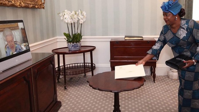 Kráľovná si začala znovu plniť povinnosti.