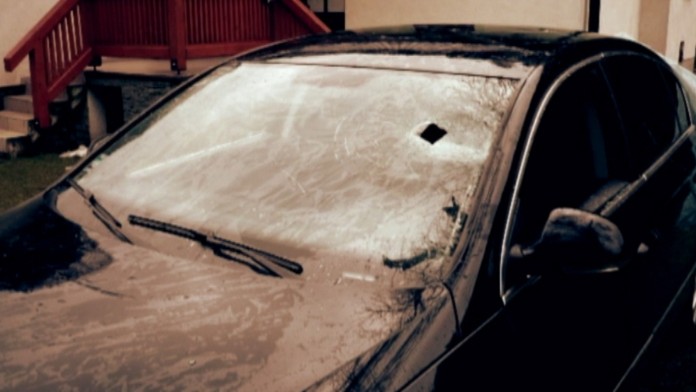 Novodobí vandali ničili autá priamo pod bytovkami