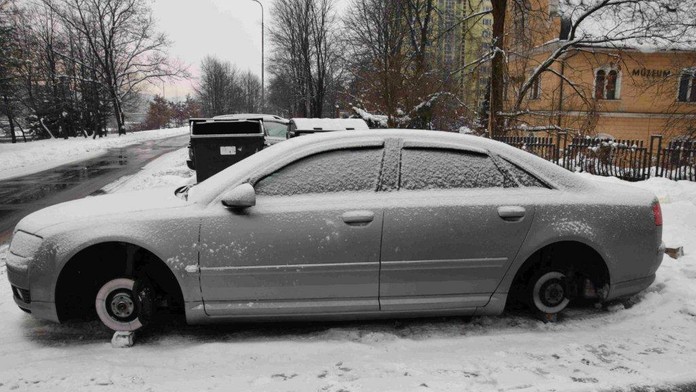 Auto sa poškodilo pádom z betónovej kocky