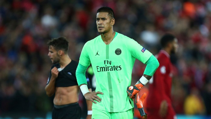 Gólman PSG Alphonse Aréola v dueli LM na pôde Liverpoolu.