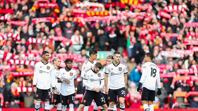 Mali šťastie, že domov nešli s fanúšikmi vlakom. Ten Hag nútil hráčov počúvať chorály Liverpoolu
