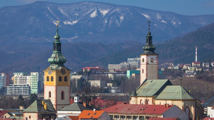 Mestský hrad Barbakan a kostol Nanebovzatia Panny Márie v Banskej Bystrici.