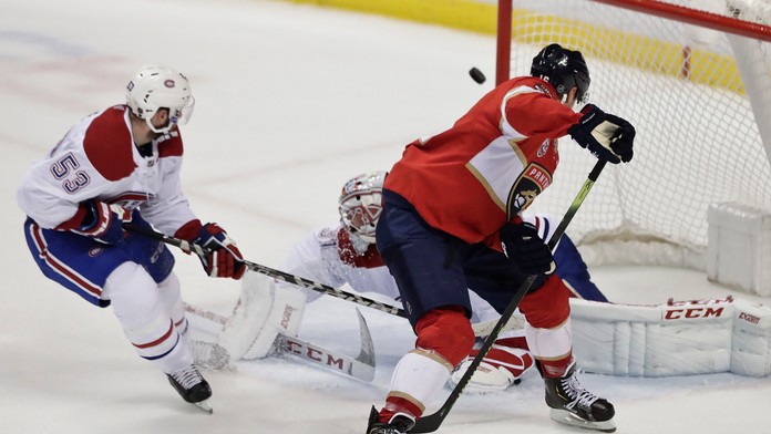 Sprava Anders Lee a Robin Lehner z Edmonotonu v dueli proti NY Islanders.