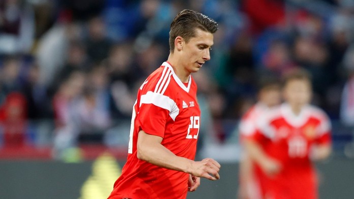 Ruský futbalový obranca Ilja Kutepov.