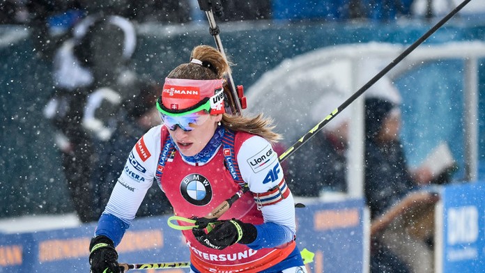 Alpská lyžiarka Petra Vlhová pózuje s medailou za druhé miesto v celkovom poradí Svetového pohára.