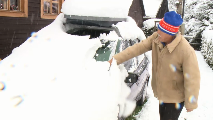 Ľudia na Donovaloch si už museli odhrabávať autá