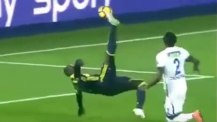 Moussa Sow (Fenerbahce Istanbul) vystrihol parádne nožničky.