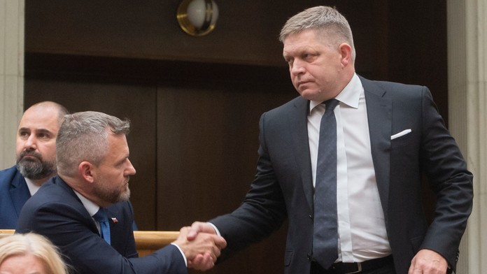 Peter Pellegrini a Robert Fico si podávajú ruku