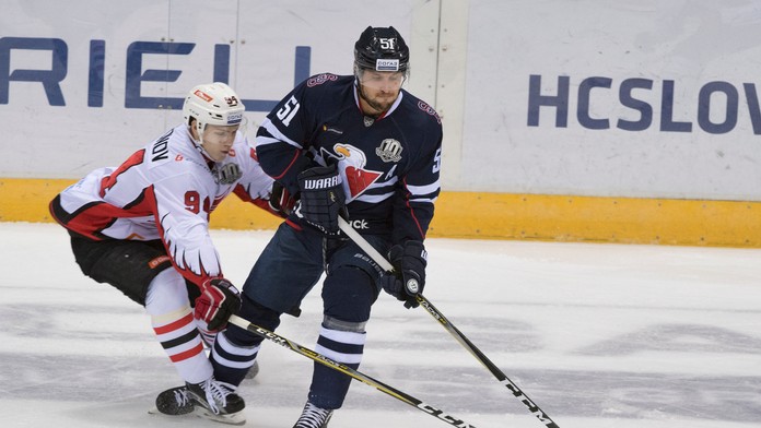 Vpravo Ivan Švarný (Slovan) a vľavo Kirill Semjonov.