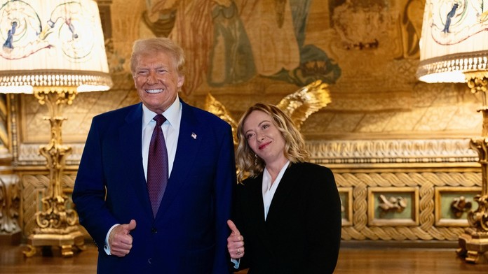 Na snímke Donald Trump a Giorgia Meloniová.