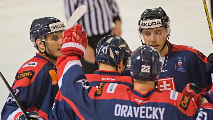 Na snímke gólová radosť slovenských hokejistov