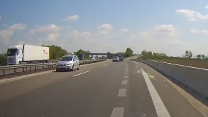 Vodič sa rútil na R1 v protismere.