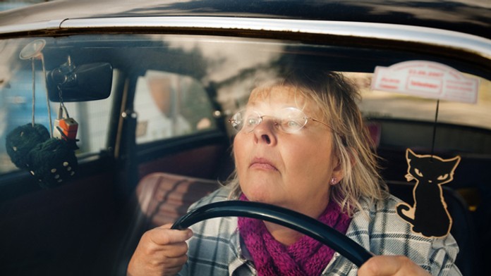 Žena za volantom s okuliarmi - 2