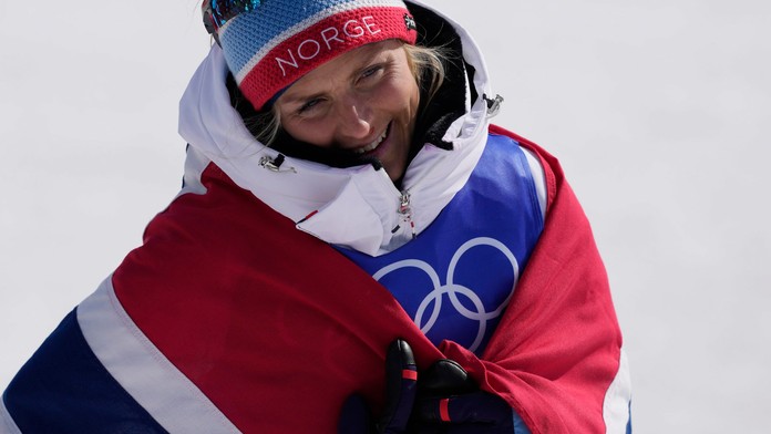 Nórska bežkyňa na lyžiach Therese Johaugová sa teší zo zisku zlatej medaily.