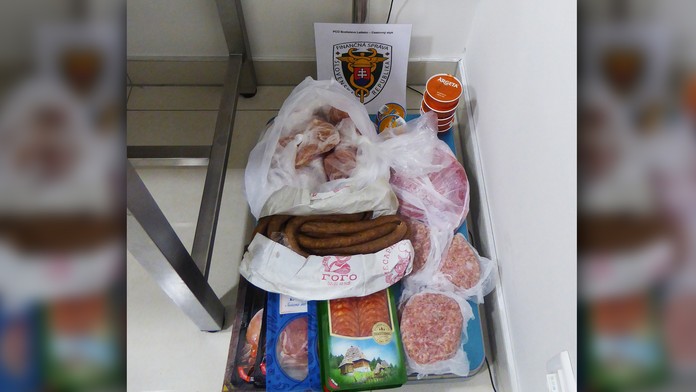 FOTO: Klobásy, mäso i mliečne výrobky. Colníci na letisku počas leta zaistili tiež tisíce kusov cigariet
