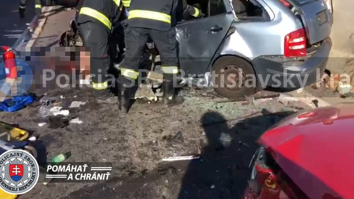 Nehoda viacerých áut na starej Seneckej ceste. Dopravu riadi polícia, počítajte s dlhými kolónami