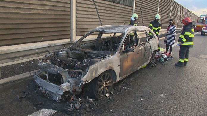 Zhorené auto na ceste R1 pri Tesárskych Mlyňanoch.