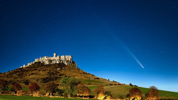 GALÉRIA: Kométa storočia nad Spišským hradom. Fotografovi asistoval najjasnejší spln Mesiaca v roku