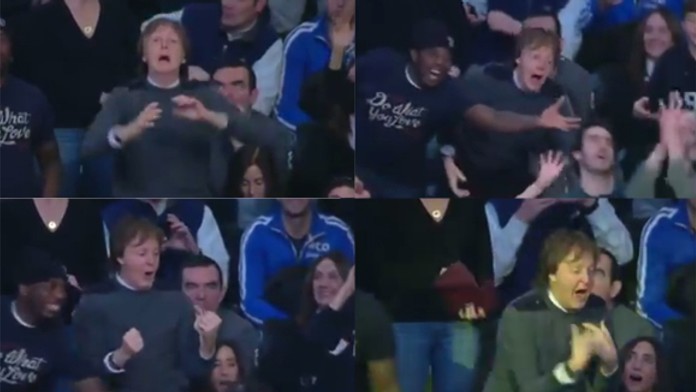 Paul McCartney sa snaží chytiť tričko na zápase NBA medzi Brooklynom a Philadelphiou.