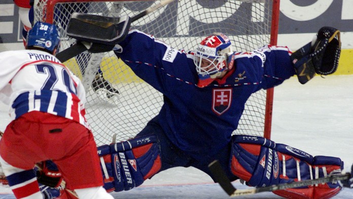 Sprava Martin Štrbák, Radoslav Suchý, Vlasto Plavucha a Zdeno Chára reagujú po finále MS 2000 proti Česku.