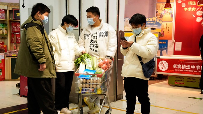 Obyvatelia s ochrannými rúškami.