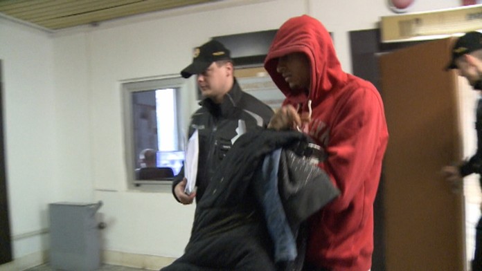 Obvinený násilník na súde.