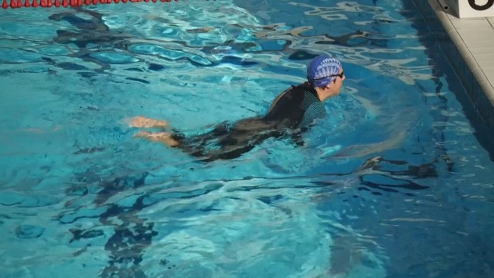 Musia šetriť: Plavci plávajú v neoprénoch, plavárne prestali vyhrievať vodu v bazéne