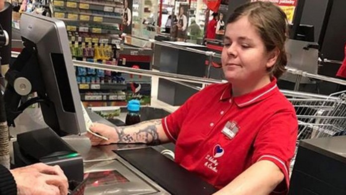 Predavačka českého Kauflandu obsluhovala ľudí s hákovým krížom na ruke.