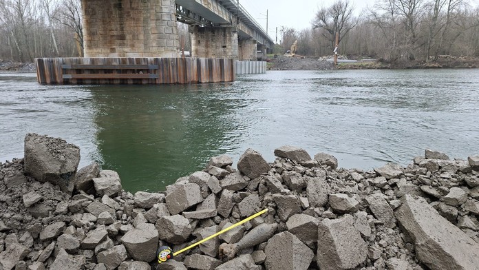 FOTO: Mimoriadna udalosť na železnici. V blízkosti trate našli muníciu
