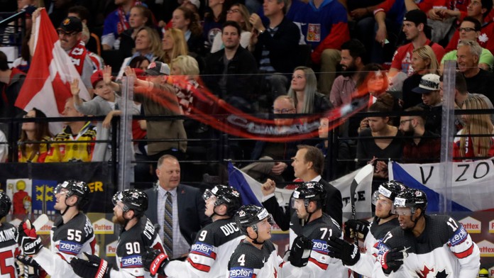 Kanaďan Tyson Barrie (na ľade) oslavuje so spoluhráčmi gól v dueli s Českom na MS 2017.