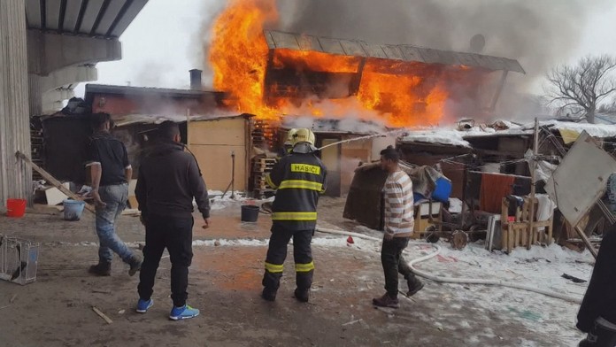 Hasiči zasahujú pri požiari chatrče