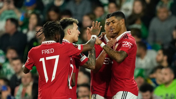 Líder Premier League po penaltovej dráme končí v EL. Juventus a Manchester United úlohu favorita zvládli