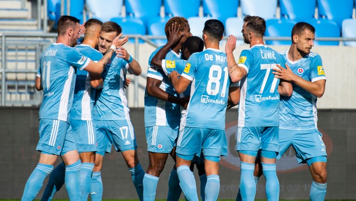 Hráči Slovana Bratislava oslavujú gól.