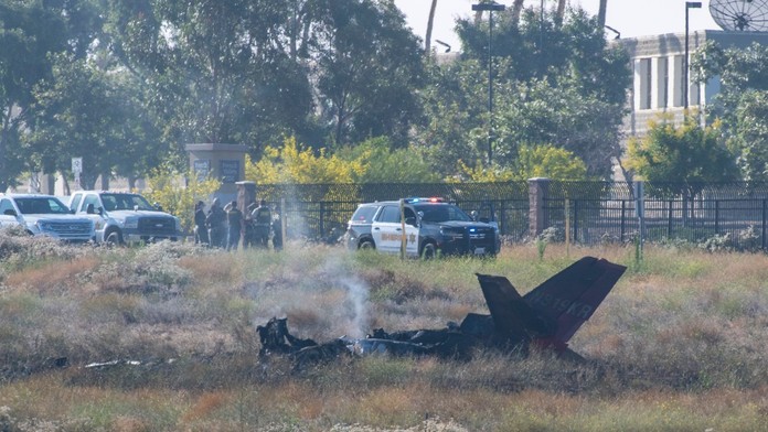 Trosky havarovaného lietadla v Kalifornii.