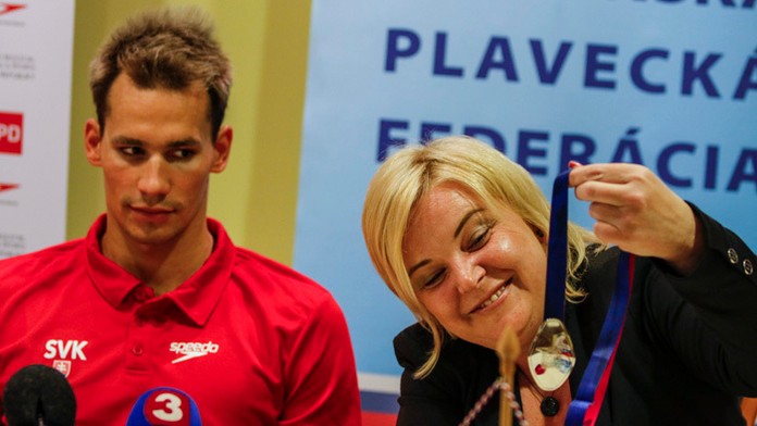 Richard Nagy a prezidentka Slovenskej plaveckej federácie Irena Adámková so striebornou medailou na ME v disciplíne 400 m pol. p