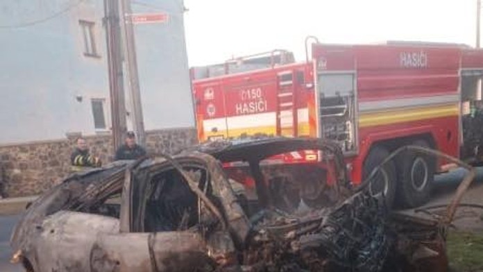 Muž vletel autom do domu.