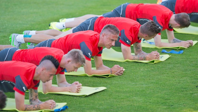 Hráči reprezentácie počas tréningu na zraze pred kvalifikačným zápasom s Macedónskom.