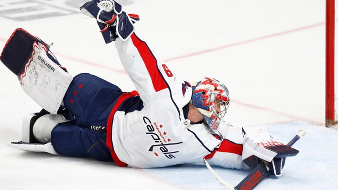 Brankár Capitals Charlie Lindgren. 