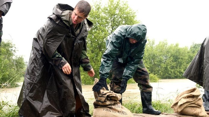 Povodne, armáda, pieskovanie.