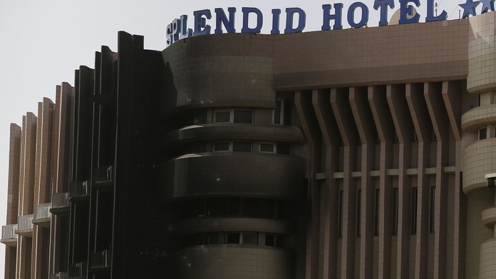 Útok teroristov na hotel v Burkina Faso.