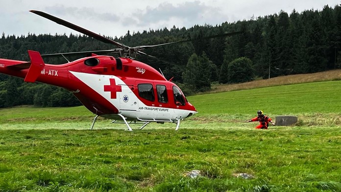 Pád parašutistu neďaleko Kežmarku. Muž utrpel vážne poranenia chrbtice aj panvy